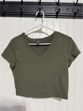 Wild Fable Olive Green Short Sleeve V-Neck Cropped T-Shirt Size Medium